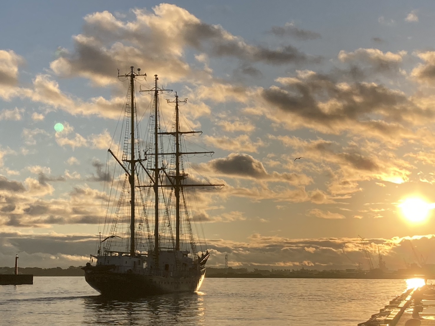 夕景の帆船みらいへ