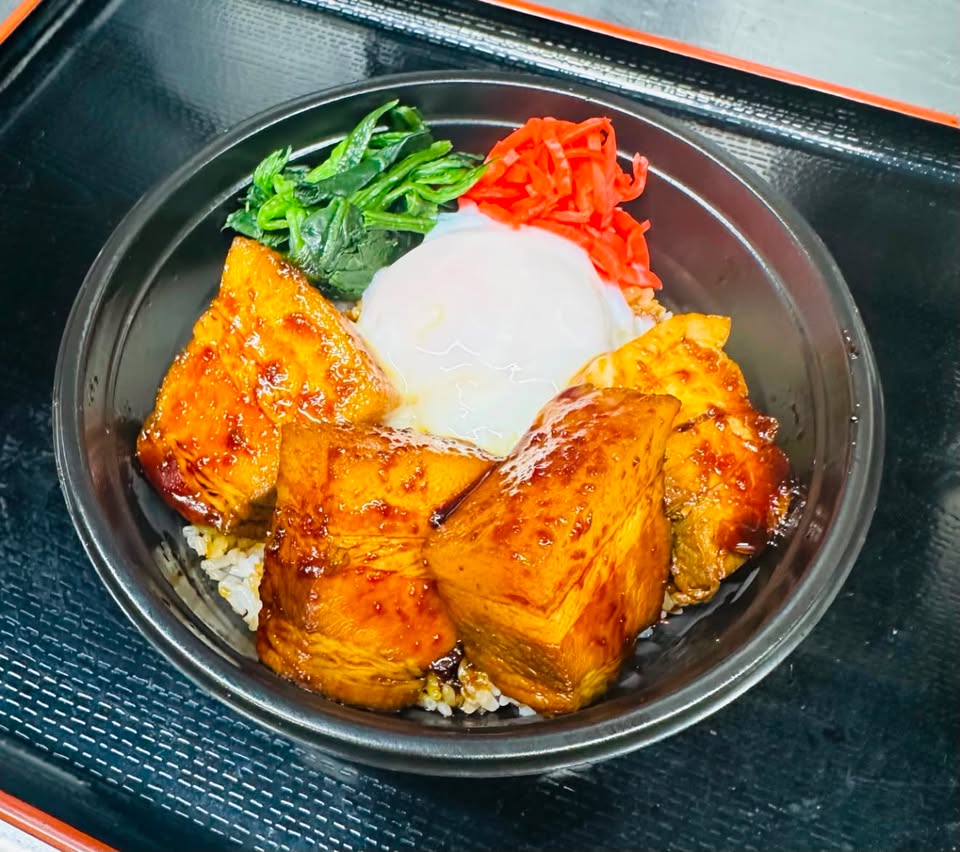 フィクスファミリーの厚切り角煮丼