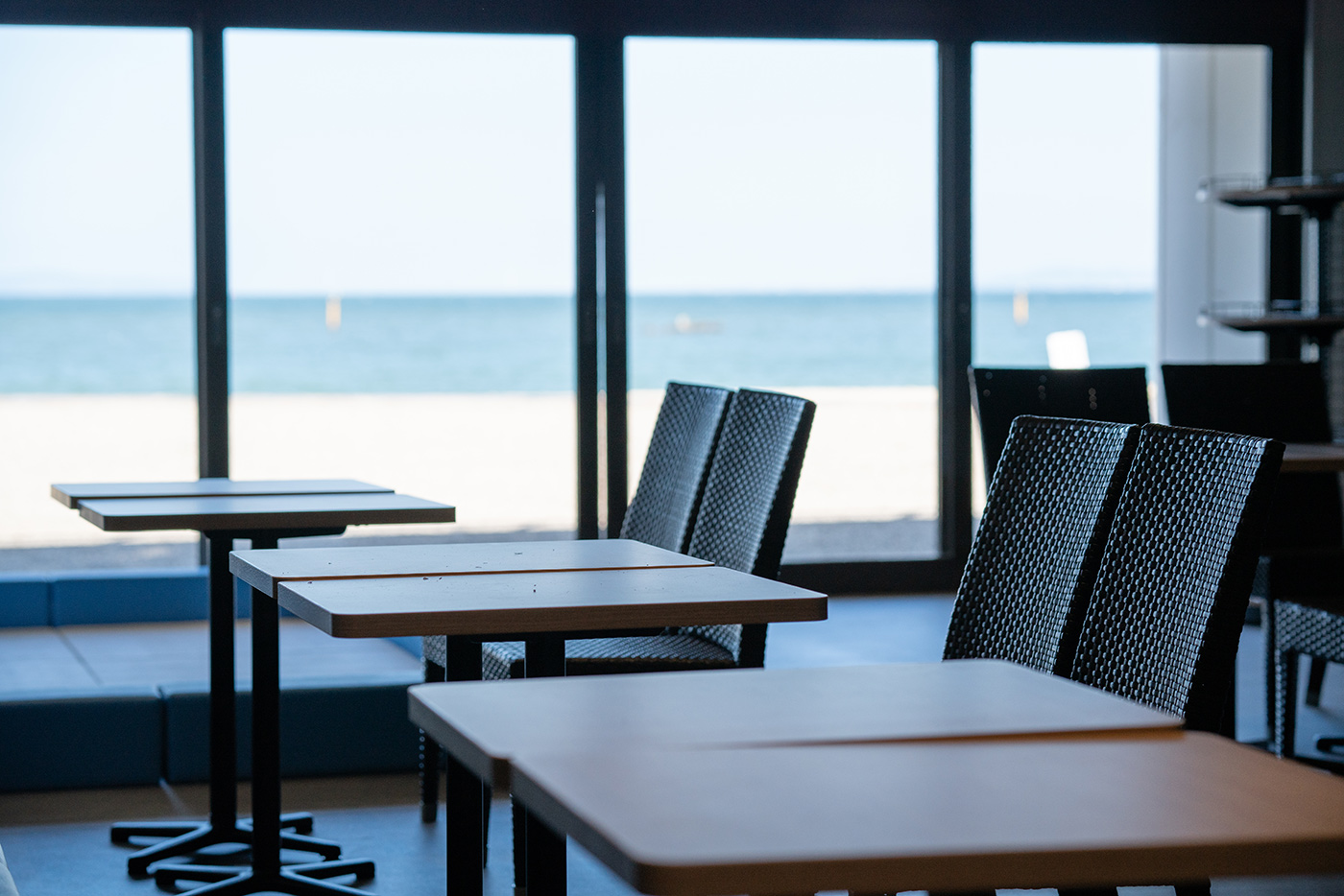 海が見えるカフェ席
