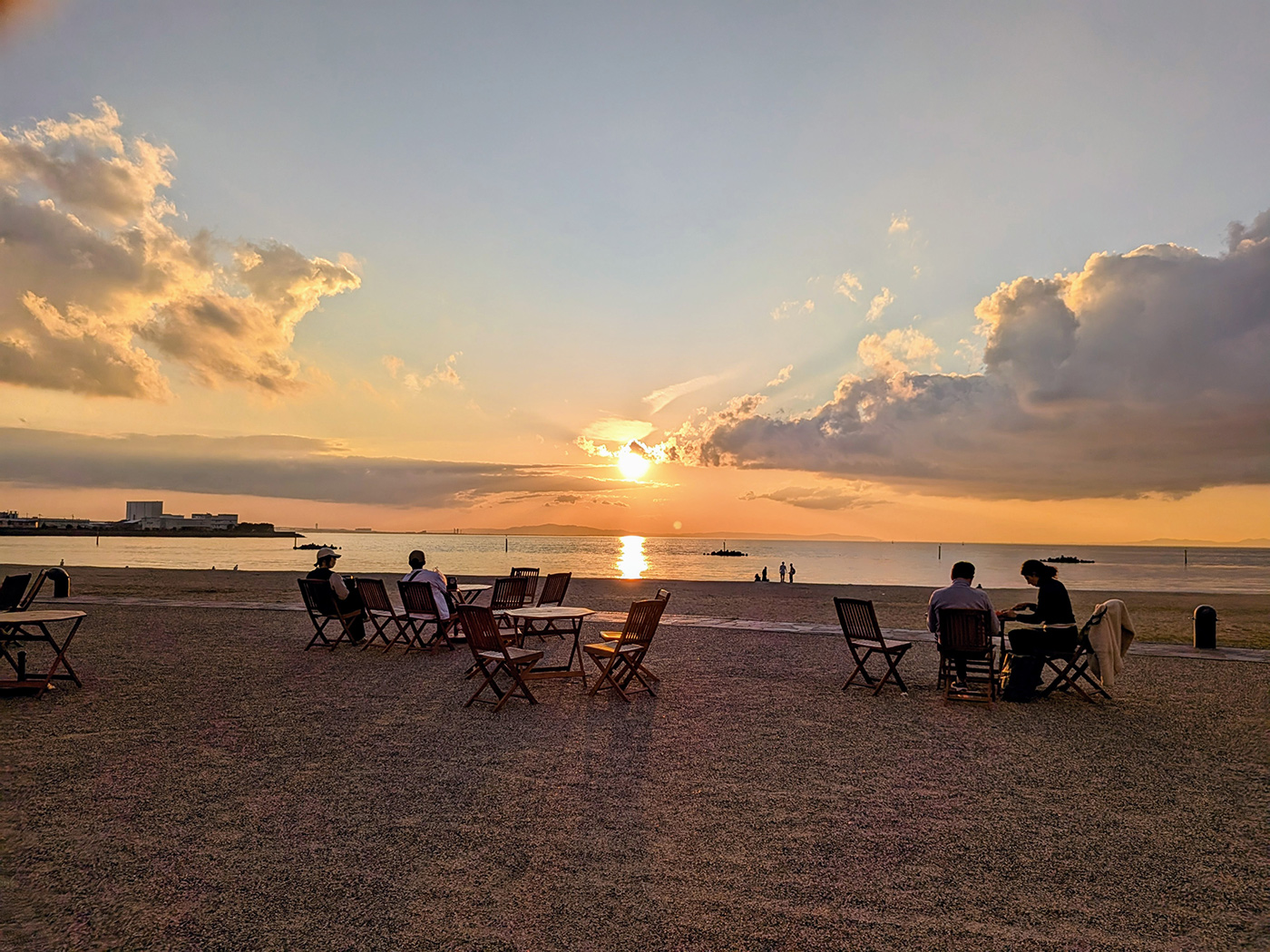 海辺で夕陽を楽しむカフェ時間