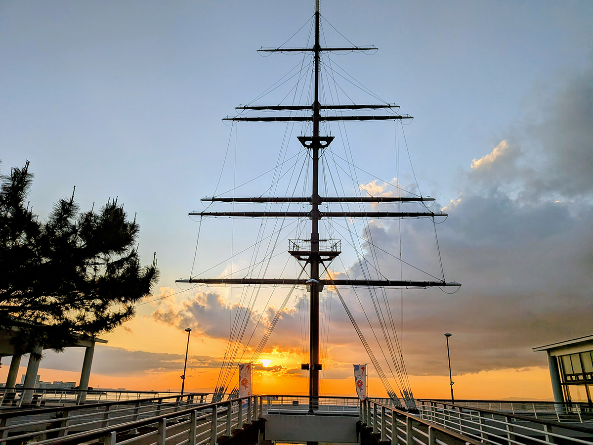 夕陽と帆船マスト