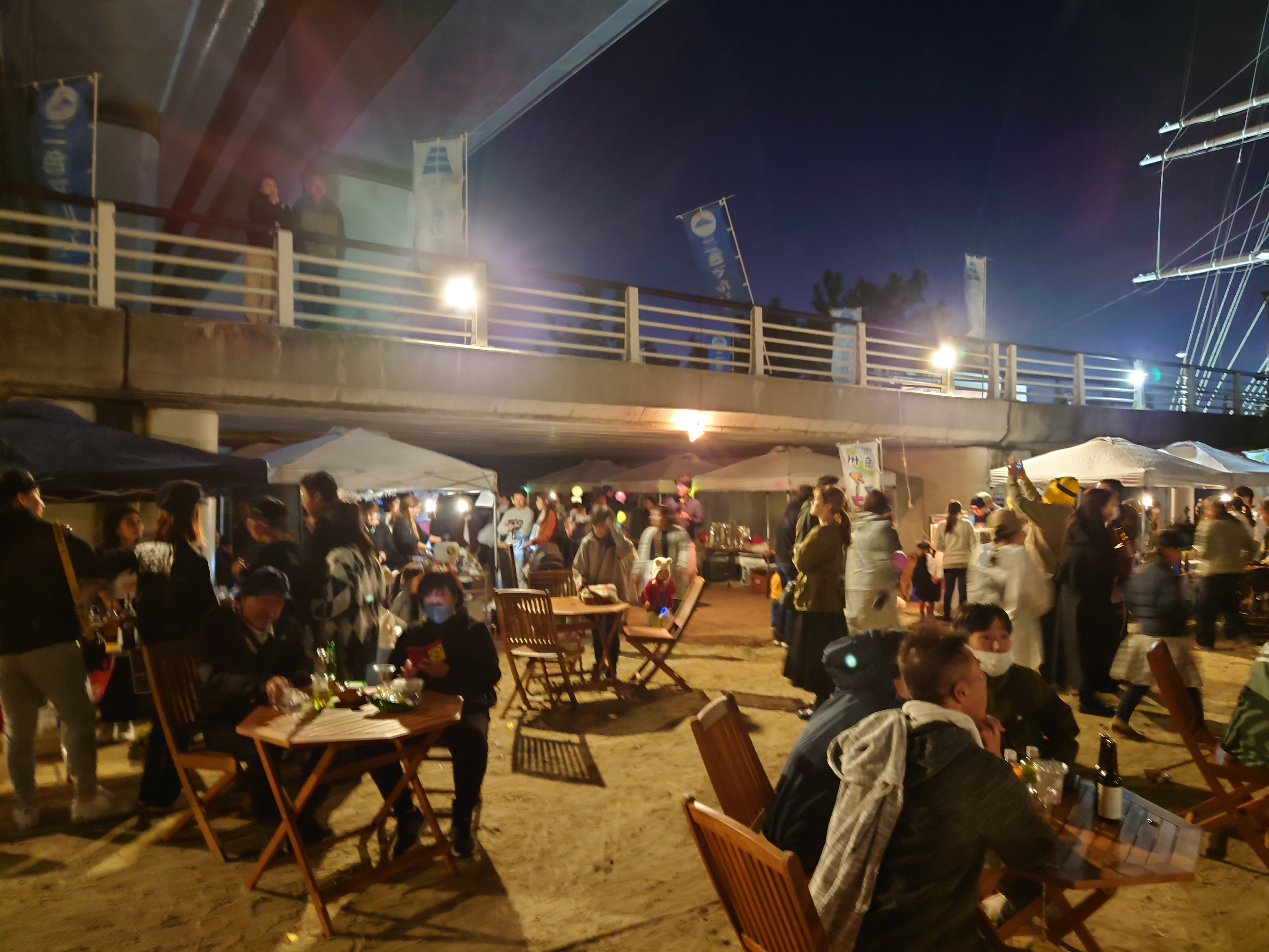 夜のテントや飲食席で過ごす来場者